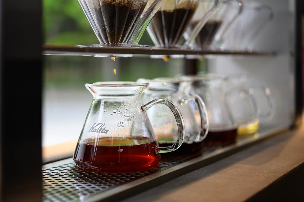 陽の光の中で注がれるコーヒー